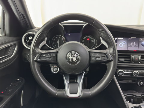 Alfa Romeo Giulia 2.0T Sprint (INCL-BTW)  *AUT |  PANO | ADAPTIVE-CRUISE | LEATHER SPORTSEATS | CAMERA | NAVI-FULLMAP | DAB+ | SHIFT-PADDLES | PRIVACY-GLASS | LANE-ASSIST | BLINDSPOT | KEYLESS | 19INCH*