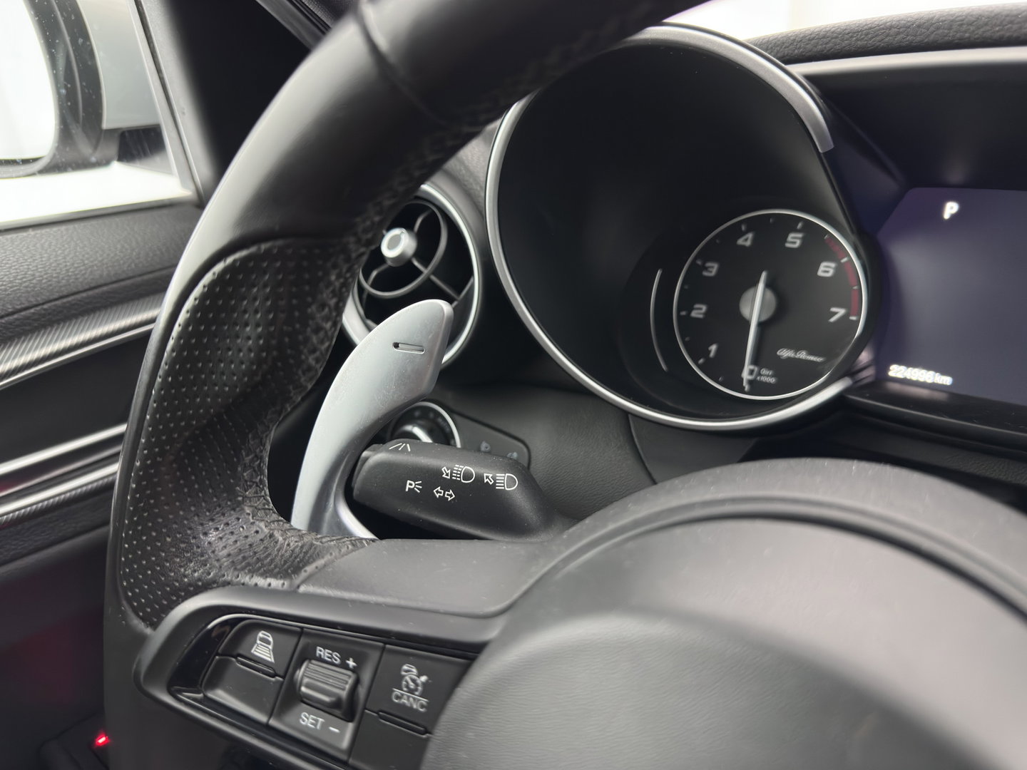 Alfa Romeo Giulia 2.0T Sprint (INCL-BTW)  *AUT |  PANO | ADAPTIVE-CRUISE | LEATHER SPORTSEATS | CAMERA | NAVI-FULLMAP | DAB+ | SHIFT-PADDLES | PRIVACY-GLASS | LANE-ASSIST | BLINDSPOT | KEYLESS | 19INCH*