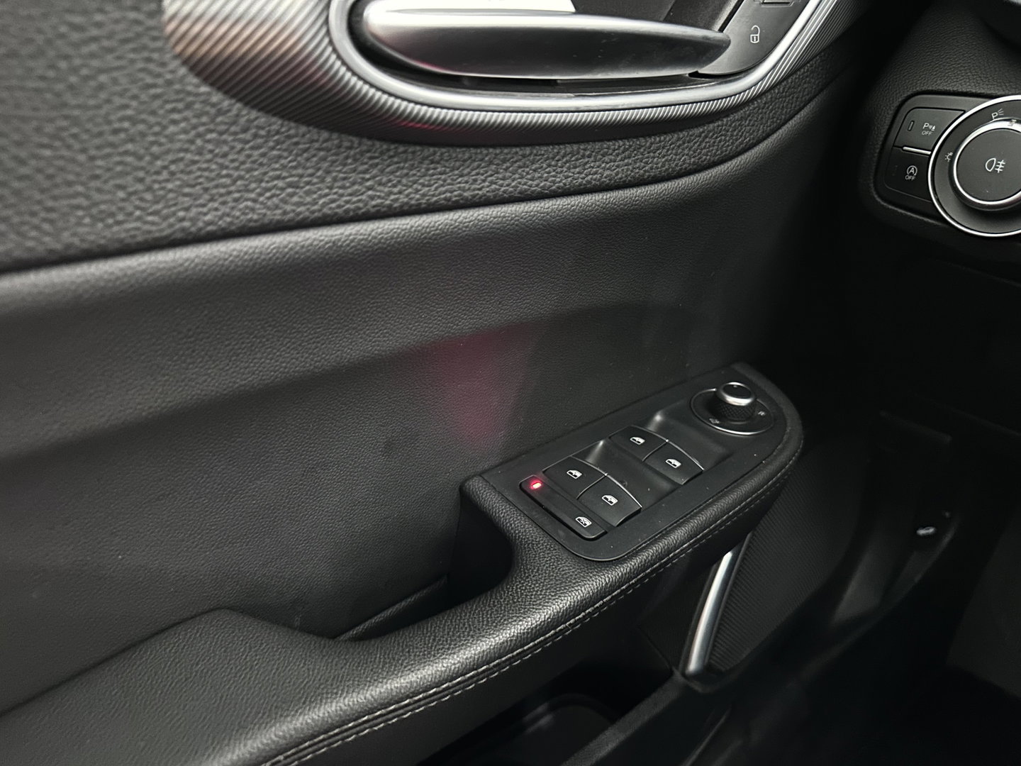 Alfa Romeo Giulia 2.0T Sprint (INCL-BTW)  *AUT |  PANO | ADAPTIVE-CRUISE | LEATHER SPORTSEATS | CAMERA | NAVI-FULLMAP | DAB+ | SHIFT-PADDLES | PRIVACY-GLASS | LANE-ASSIST | BLINDSPOT | KEYLESS | 19INCH*