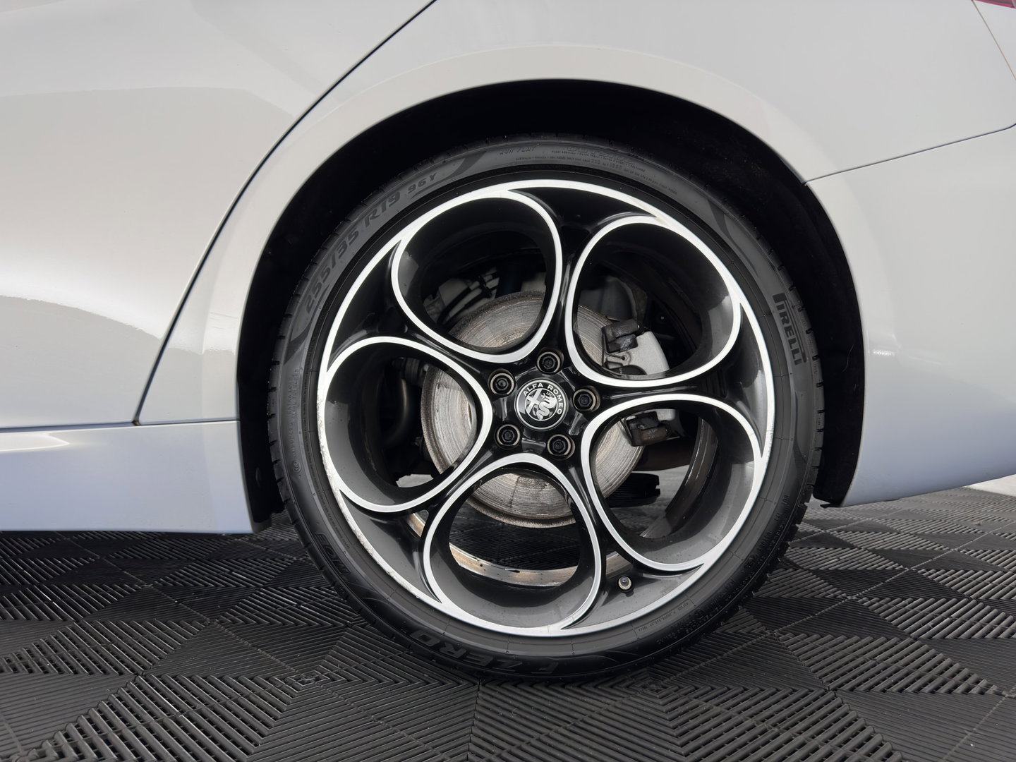 Alfa Romeo Giulia 2.0T Sprint (INCL-BTW)  *AUT |  PANO | ADAPTIVE-CRUISE | LEATHER SPORTSEATS | CAMERA | NAVI-FULLMAP | DAB+ | SHIFT-PADDLES | PRIVACY-GLASS | LANE-ASSIST | BLINDSPOT | KEYLESS | 19INCH*