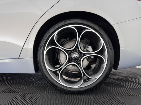 Alfa Romeo Giulia 2.0T Sprint (INCL-BTW)  *AUT |  PANO | ADAPTIVE-CRUISE | LEATHER SPORTSEATS | CAMERA | NAVI-FULLMAP | DAB+ | SHIFT-PADDLES | PRIVACY-GLASS | LANE-ASSIST | BLINDSPOT | KEYLESS | 19INCH*