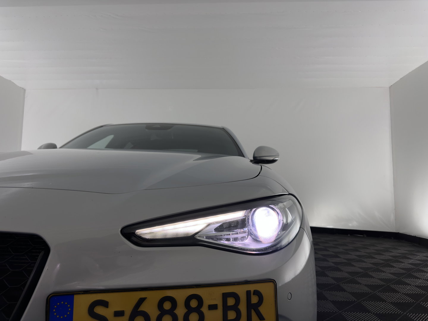 Alfa Romeo Giulia 2.0T Sprint (INCL-BTW)  *AUT |  PANO | ADAPTIVE-CRUISE | LEATHER SPORTSEATS | CAMERA | NAVI-FULLMAP | DAB+ | SHIFT-PADDLES | PRIVACY-GLASS | LANE-ASSIST | BLINDSPOT | KEYLESS | 19INCH*
