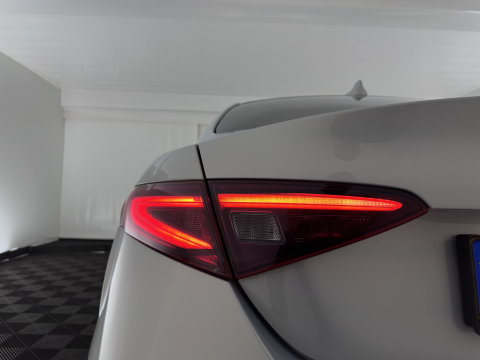 Alfa Romeo Giulia 2.0T Sprint (INCL-BTW)  *AUT |  PANO | ADAPTIVE-CRUISE | LEATHER SPORTSEATS | CAMERA | NAVI-FULLMAP | DAB+ | SHIFT-PADDLES | PRIVACY-GLASS | LANE-ASSIST | BLINDSPOT | KEYLESS | 19INCH*