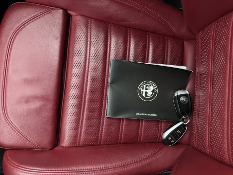 Alfa Romeo Giulia 2.0T Sprint (INCL-BTW)  *AUT |  PANO | ADAPTIVE-CRUISE | LEATHER SPORTSEATS | CAMERA | NAVI-FULLMAP | DAB+ | SHIFT-PADDLES | PRIVACY-GLASS | LANE-ASSIST | BLINDSPOT | KEYLESS | 19INCH*