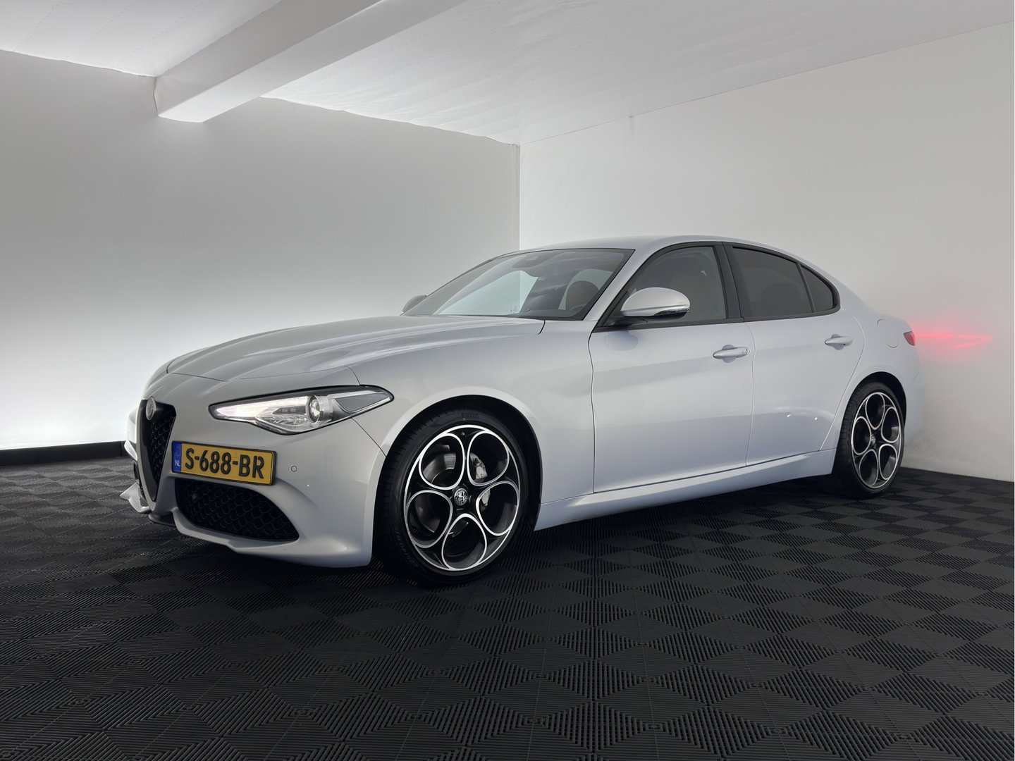 Alfa Romeo Giulia 2.0T Sprint (INCL-BTW)  *AUT |  PANO | ADAPTIVE-CRUISE | LEATHER SPORTSEATS | CAMERA | NAVI-FULLMAP | DAB+ | SHIFT-PADDLES | PRIVACY-GLASS | LANE-ASSIST | BLINDSPOT | KEYLESS | 19INCH*