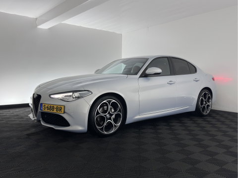 Alfa Romeo Giulia 2.0T Sprint (INCL-BTW)  *AUT |  PANO | ADAPTIVE-CRUISE | LEATHER SPORTSEATS | CAMERA | NAVI-FULLMAP | DAB+ | SHIFT-PADDLES | PRIVACY-GLASS | LANE-ASSIST | BLINDSPOT | KEYLESS | 19INCH*