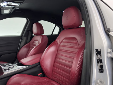 Alfa Romeo Giulia 2.0T Sprint (INCL-BTW)  *AUT |  PANO | ADAPTIVE-CRUISE | LEATHER SPORTSEATS | CAMERA | NAVI-FULLMAP | DAB+ | SHIFT-PADDLES | PRIVACY-GLASS | LANE-ASSIST | BLINDSPOT | KEYLESS | 19INCH*