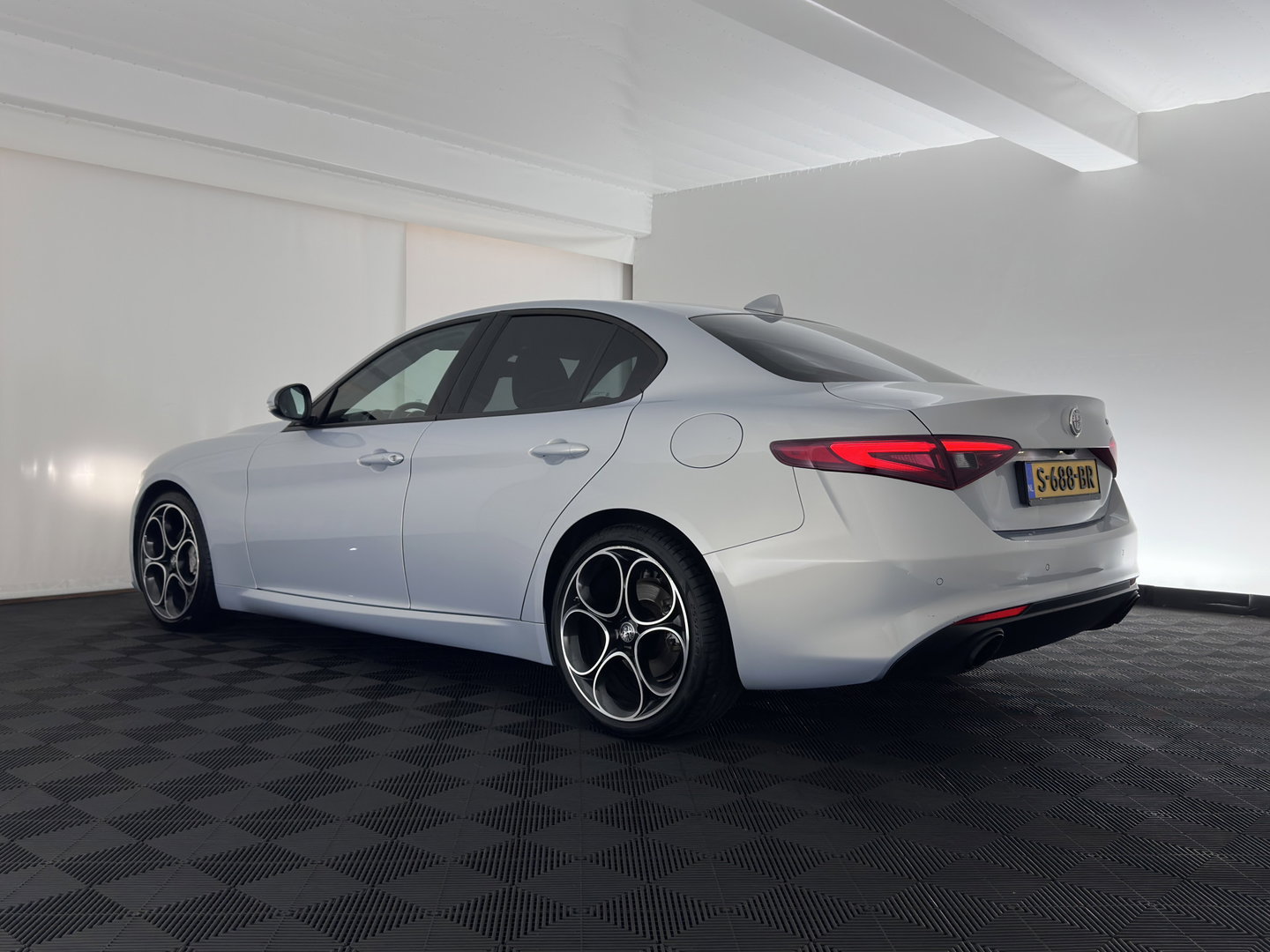 Alfa Romeo Giulia 2.0T Sprint (INCL-BTW)  *AUT |  PANO | ADAPTIVE-CRUISE | LEATHER SPORTSEATS | CAMERA | NAVI-FULLMAP | DAB+ | SHIFT-PADDLES | PRIVACY-GLASS | LANE-ASSIST | BLINDSPOT | KEYLESS | 19INCH*