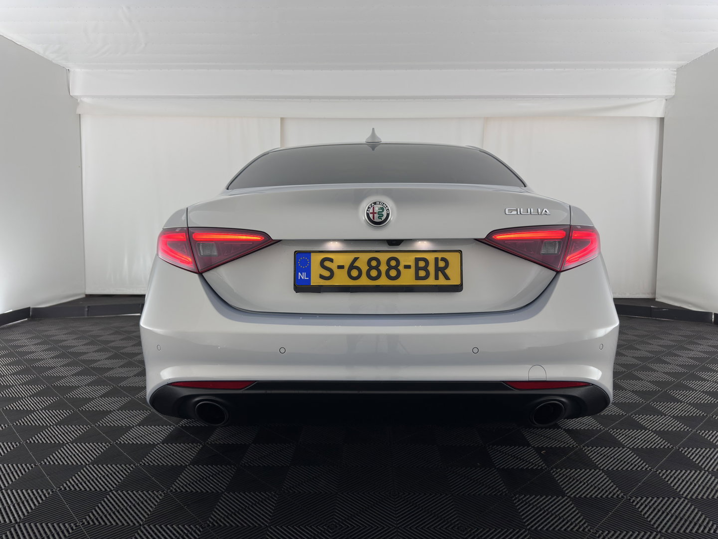 Alfa Romeo Giulia 2.0T Sprint (INCL-BTW)  *AUT |  PANO | ADAPTIVE-CRUISE | LEATHER SPORTSEATS | CAMERA | NAVI-FULLMAP | DAB+ | SHIFT-PADDLES | PRIVACY-GLASS | LANE-ASSIST | BLINDSPOT | KEYLESS | 19INCH*