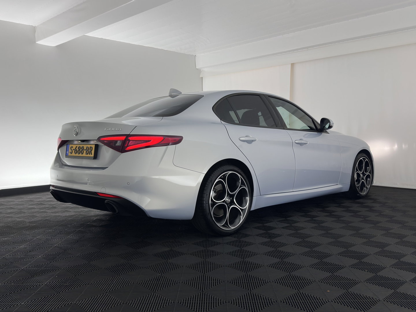 Alfa Romeo Giulia 2.0T Sprint (INCL-BTW)  *AUT |  PANO | ADAPTIVE-CRUISE | LEATHER SPORTSEATS | CAMERA | NAVI-FULLMAP | DAB+ | SHIFT-PADDLES | PRIVACY-GLASS | LANE-ASSIST | BLINDSPOT | KEYLESS | 19INCH*