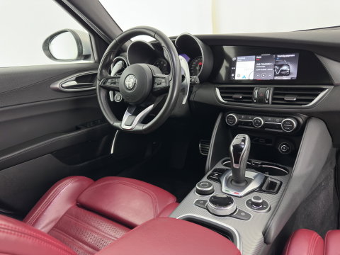 Alfa Romeo Giulia 2.0T Sprint (INCL-BTW)  *AUT |  PANO | ADAPTIVE-CRUISE | LEATHER SPORTSEATS | CAMERA | NAVI-FULLMAP | DAB+ | SHIFT-PADDLES | PRIVACY-GLASS | LANE-ASSIST | BLINDSPOT | KEYLESS | 19INCH*