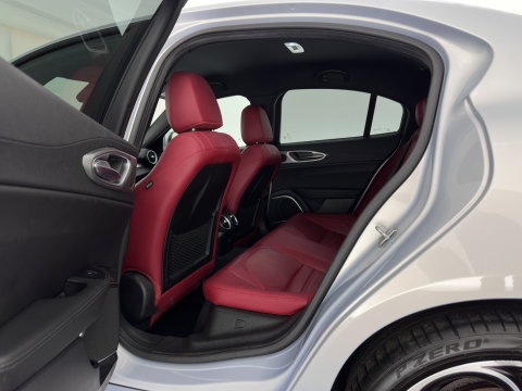 Alfa Romeo Giulia 2.0T Sprint (INCL-BTW)  *AUT |  PANO | ADAPTIVE-CRUISE | LEATHER SPORTSEATS | CAMERA | NAVI-FULLMAP | DAB+ | SHIFT-PADDLES | PRIVACY-GLASS | LANE-ASSIST | BLINDSPOT | KEYLESS | 19INCH*