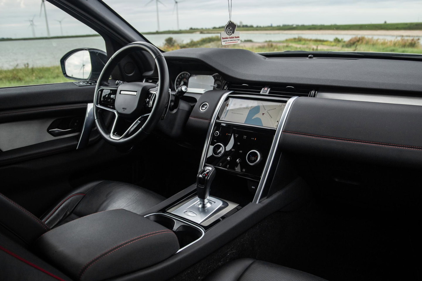 Land Rover Discovery Sport P300e 1.5 SE R-DYNAMIC / CARPLAY / LEER / DEALER ONDERHOUDEN / CAMERA