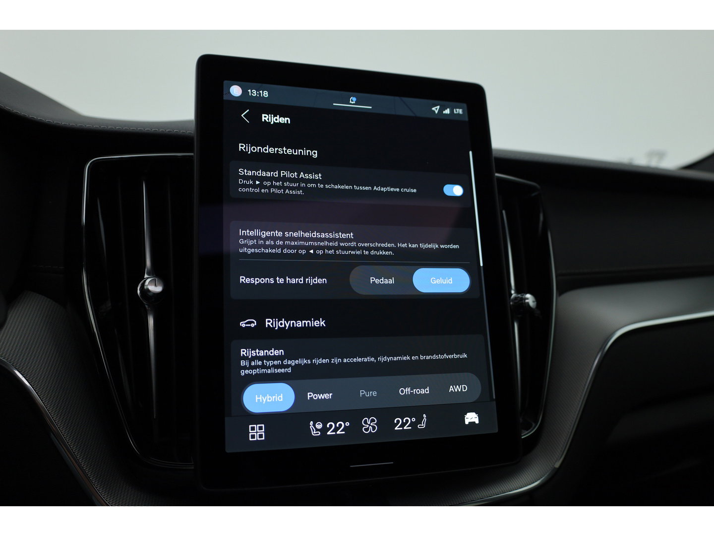 Volvo XC60 2.0 T8 Plug-in hybrid AWD Ultra Black Edition | Luchtvering | Massage | Bowers & Wilkins | 22 inch | Trekhaak |