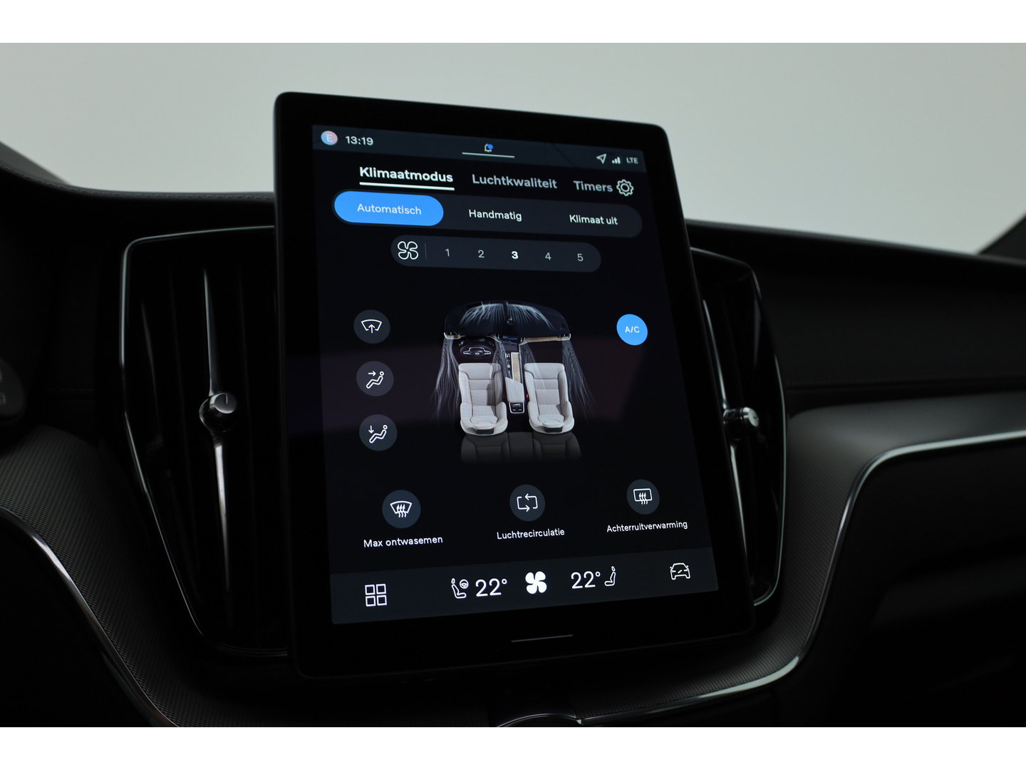 Volvo XC60 2.0 T8 Plug-in hybrid AWD Ultra Black Edition | Luchtvering | Massage | Bowers & Wilkins | 22 inch | Trekhaak |