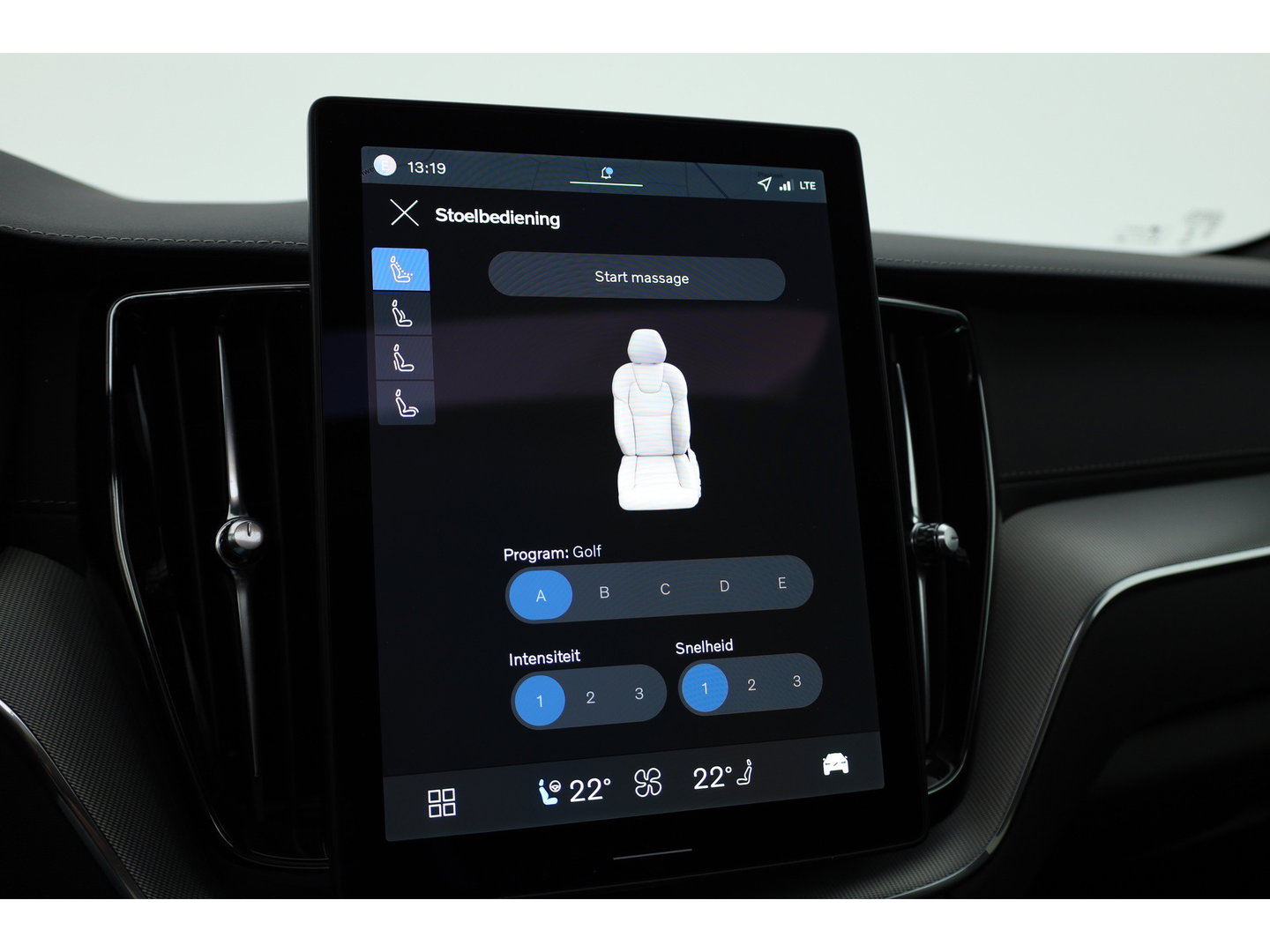 Volvo XC60 2.0 T8 Plug-in hybrid AWD Ultra Black Edition | Luchtvering | Massage | Bowers & Wilkins | 22 inch | Trekhaak |