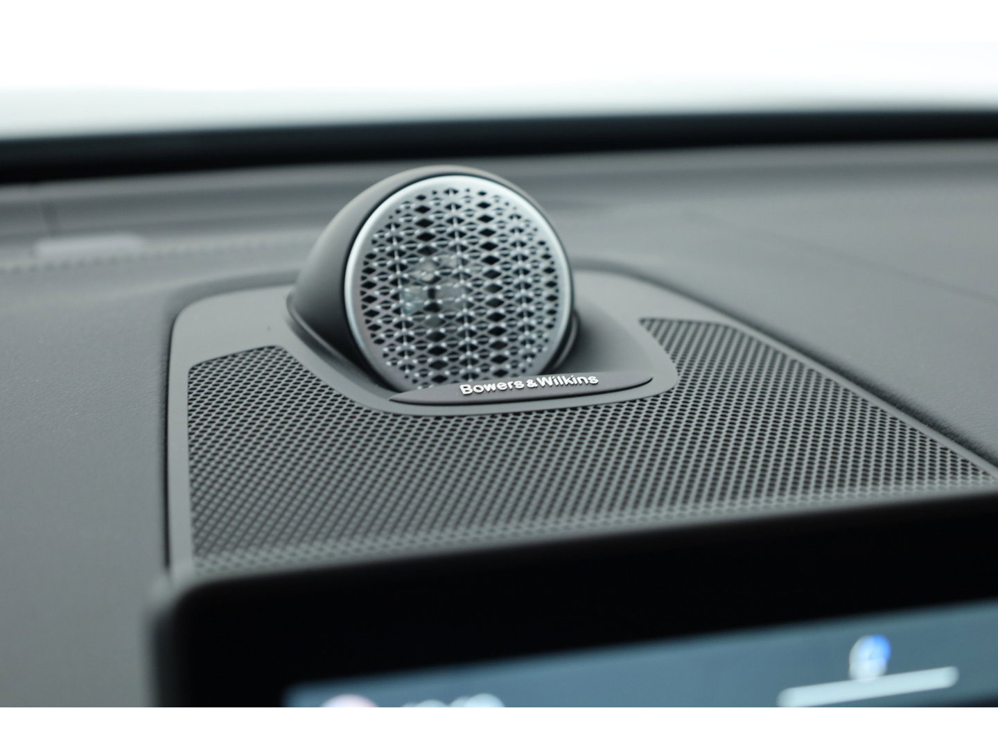 Volvo XC60 2.0 T8 Plug-in hybrid AWD Ultra Black Edition | Luchtvering | Massage | Bowers & Wilkins | 22 inch | Trekhaak |