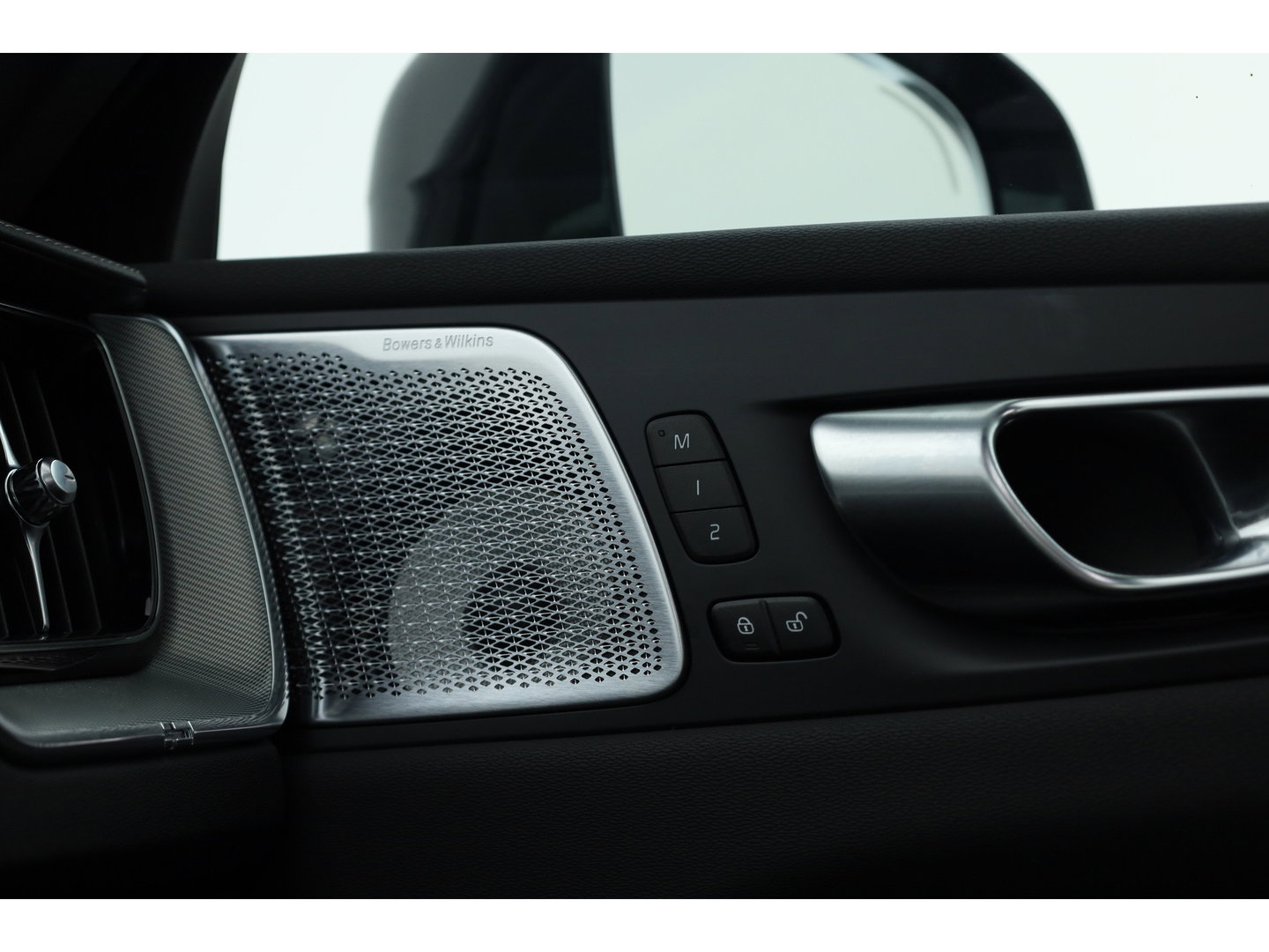 Volvo XC60 2.0 T8 Plug-in hybrid AWD Ultra Black Edition | Luchtvering | Massage | Bowers & Wilkins | 22 inch | Trekhaak |