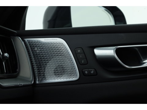 Volvo XC60 2.0 T8 Plug-in hybrid AWD Ultra Black Edition | Luchtvering | Massage | Bowers & Wilkins | 22 inch | Trekhaak |