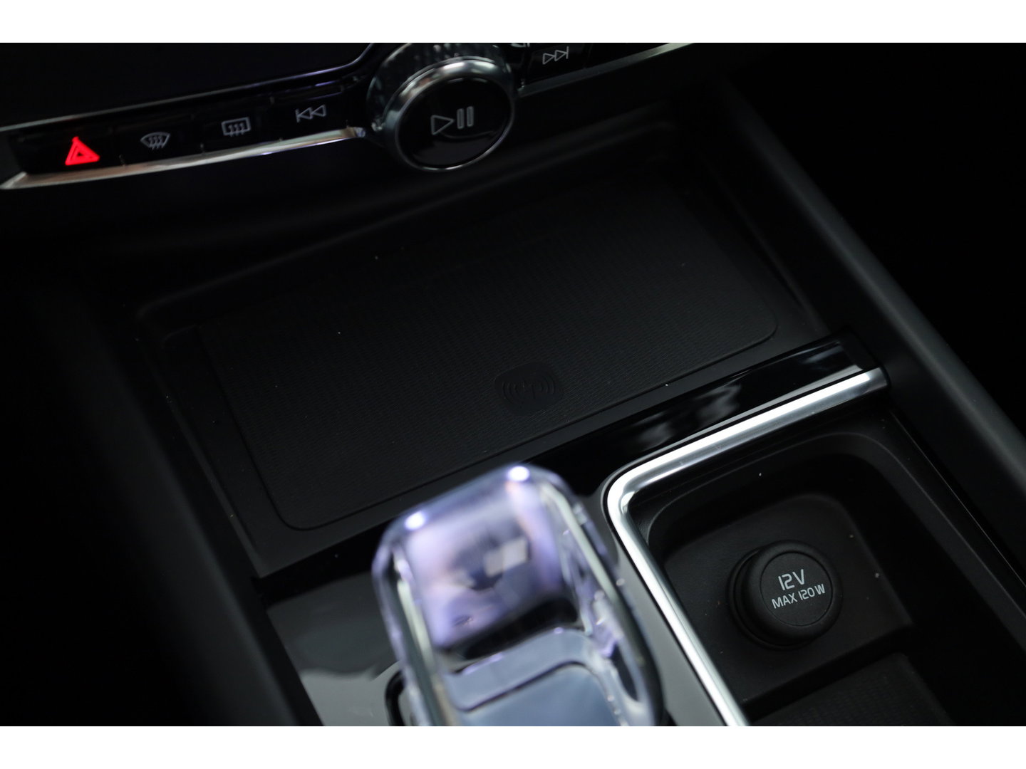 Volvo XC60 2.0 T8 Plug-in hybrid AWD Ultra Black Edition | Luchtvering | Massage | Bowers & Wilkins | 22 inch | Trekhaak |