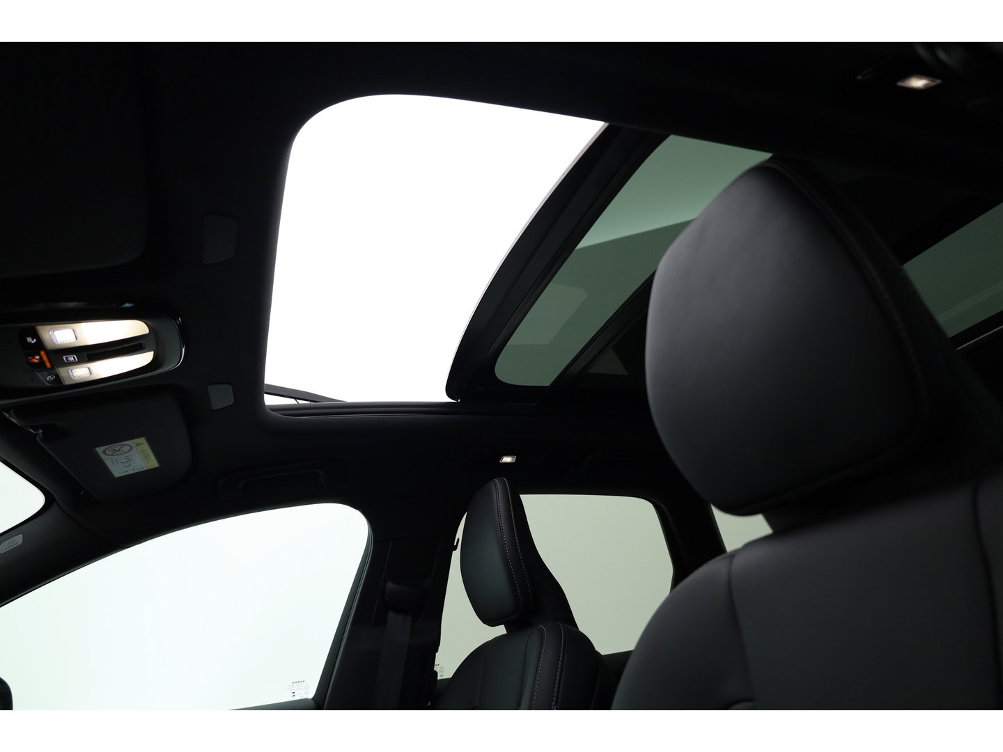 Volvo XC60 2.0 T8 Plug-in hybrid AWD Ultra Black Edition | Luchtvering | Massage | Bowers & Wilkins | 22 inch | Trekhaak |