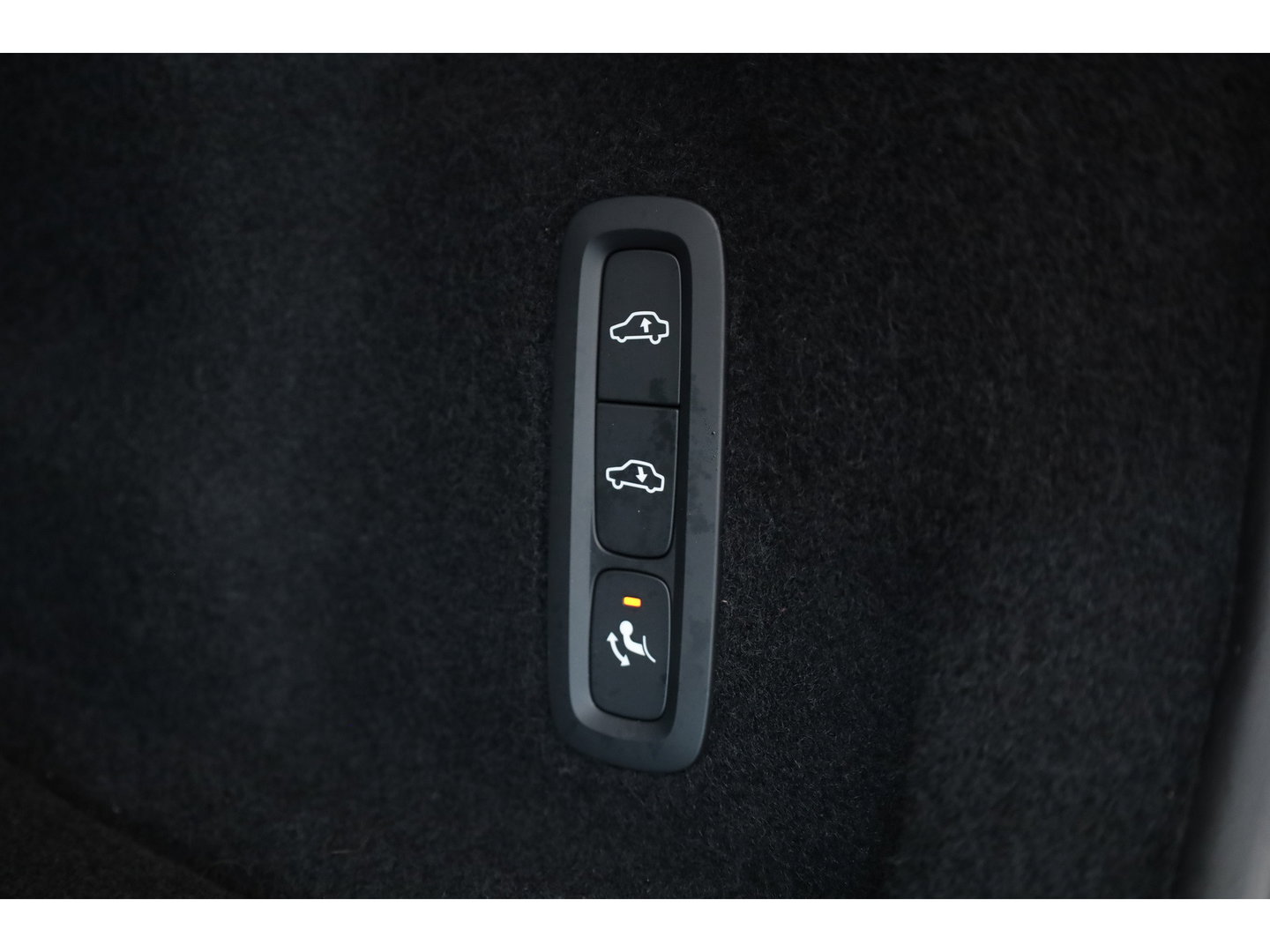 Volvo XC60 2.0 T8 Plug-in hybrid AWD Ultra Black Edition | Luchtvering | Massage | Bowers & Wilkins | 22 inch | Trekhaak |
