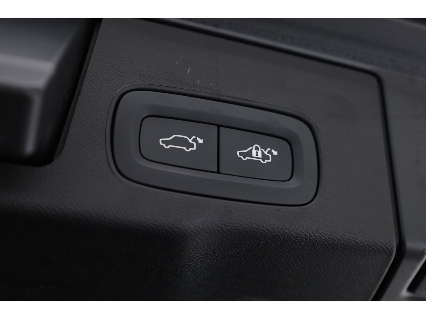 Volvo XC60 2.0 T8 Plug-in hybrid AWD Ultra Black Edition | Luchtvering | Massage | Bowers & Wilkins | 22 inch | Trekhaak |