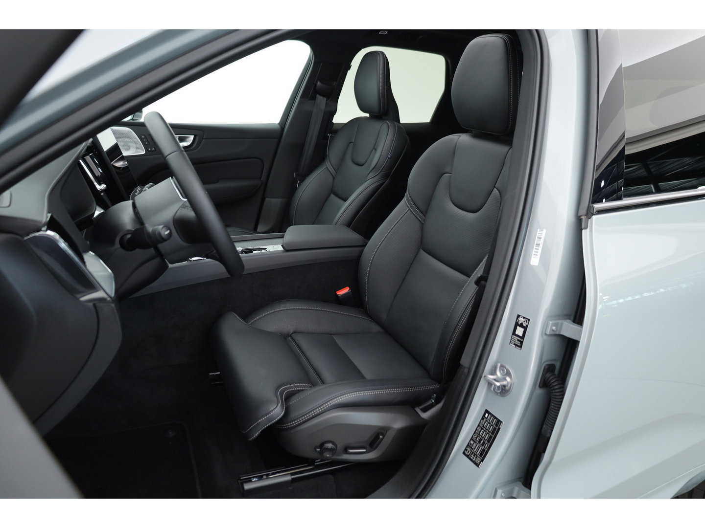 Volvo XC60 2.0 T8 Plug-in hybrid AWD Ultra Black Edition | Luchtvering | Massage | Bowers & Wilkins | 22 inch | Trekhaak |