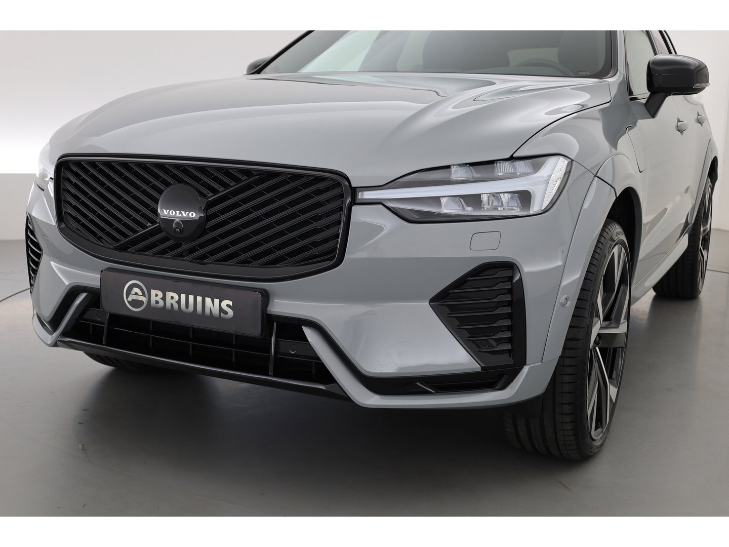 Volvo XC60 2.0 T8 Plug-in hybrid AWD Ultra Black Edition | Luchtvering | Massage | Bowers & Wilkins | 22 inch | Trekhaak |