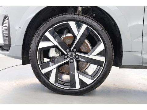 Volvo XC60 2.0 T8 Plug-in hybrid AWD Ultra Black Edition | Luchtvering | Massage | Bowers & Wilkins | 22 inch | Trekhaak |