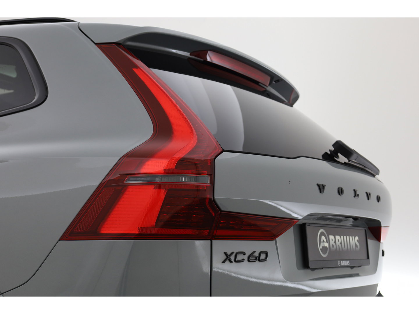 Volvo XC60 2.0 T8 Plug-in hybrid AWD Ultra Black Edition | Luchtvering | Massage | Bowers & Wilkins | 22 inch | Trekhaak |