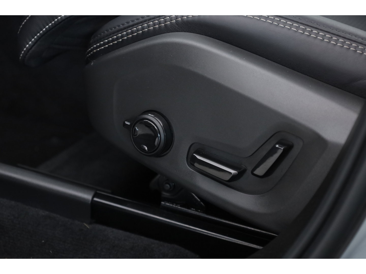 Volvo XC60 2.0 T8 Plug-in hybrid AWD Ultra Black Edition | Luchtvering | Massage | Bowers & Wilkins | 22 inch | Trekhaak |