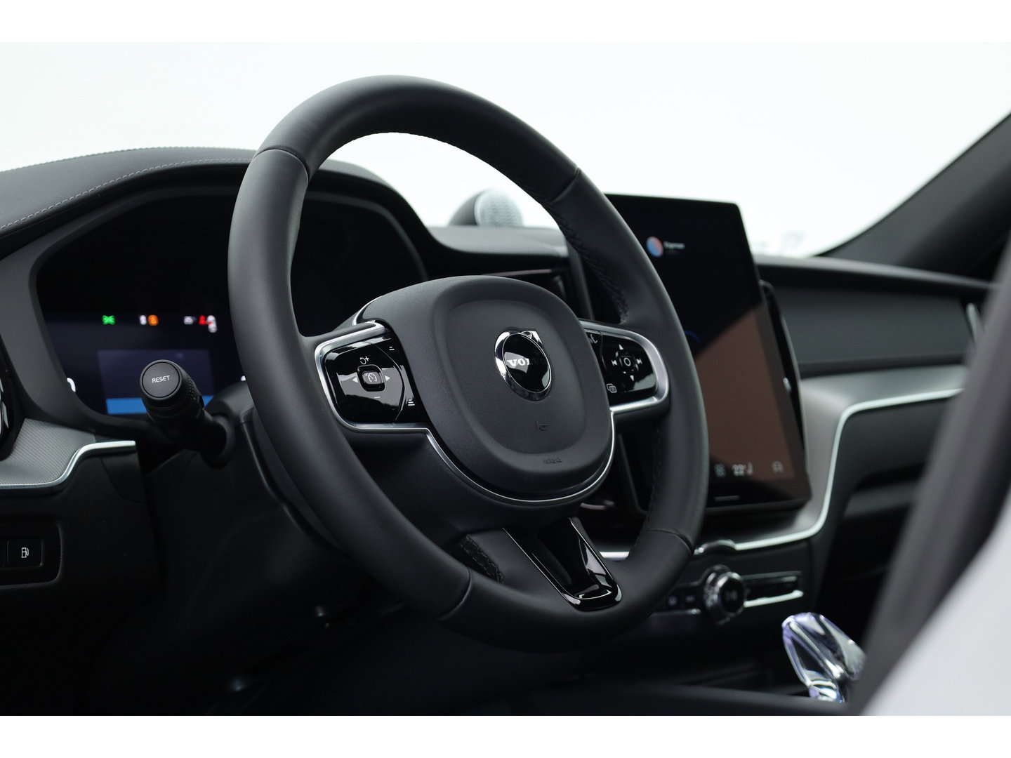 Volvo XC60 2.0 T8 Plug-in hybrid AWD Ultra Black Edition | Luchtvering | Massage | Bowers & Wilkins | 22 inch | Trekhaak |