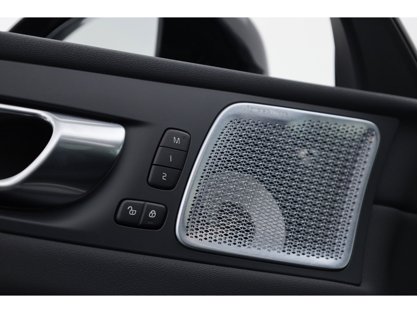 Volvo XC60 2.0 T8 Plug-in hybrid AWD Ultra Black Edition | Luchtvering | Massage | Bowers & Wilkins | 22 inch | Trekhaak |