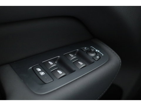Volvo XC60 2.0 T8 Plug-in hybrid AWD Ultra Black Edition | Luchtvering | Massage | Bowers & Wilkins | 22 inch | Trekhaak |