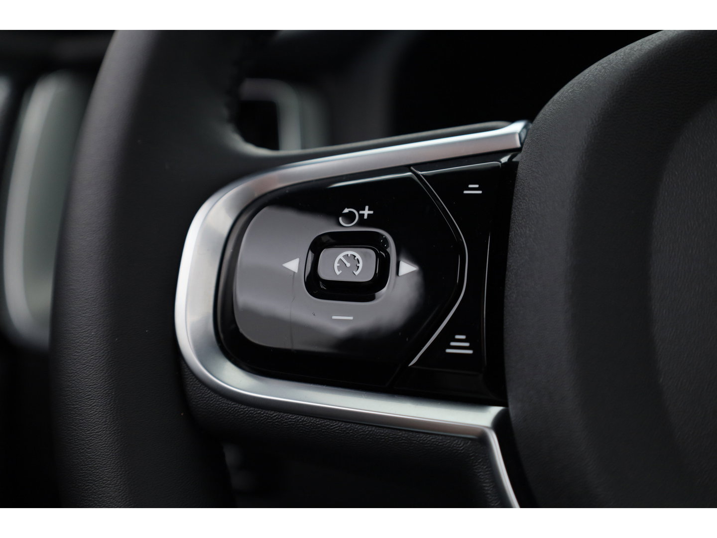 Volvo XC60 2.0 T8 Plug-in hybrid AWD Ultra Black Edition | Luchtvering | Massage | Bowers & Wilkins | 22 inch | Trekhaak |