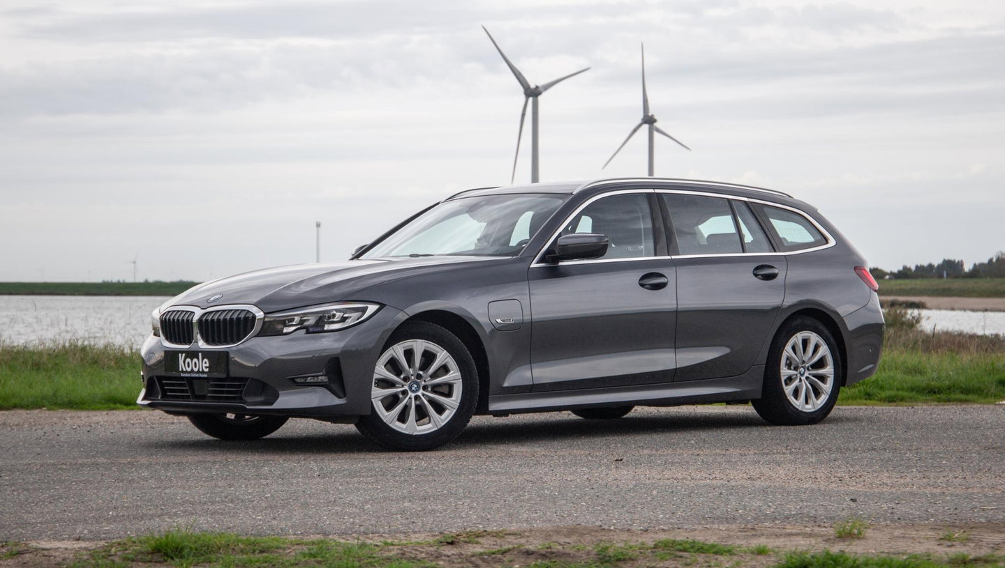 BMW 3 Serie Touring 320e LED / DEALER ONDERHOUDEN / CAMERA / CARPLAY / TREKHAAK