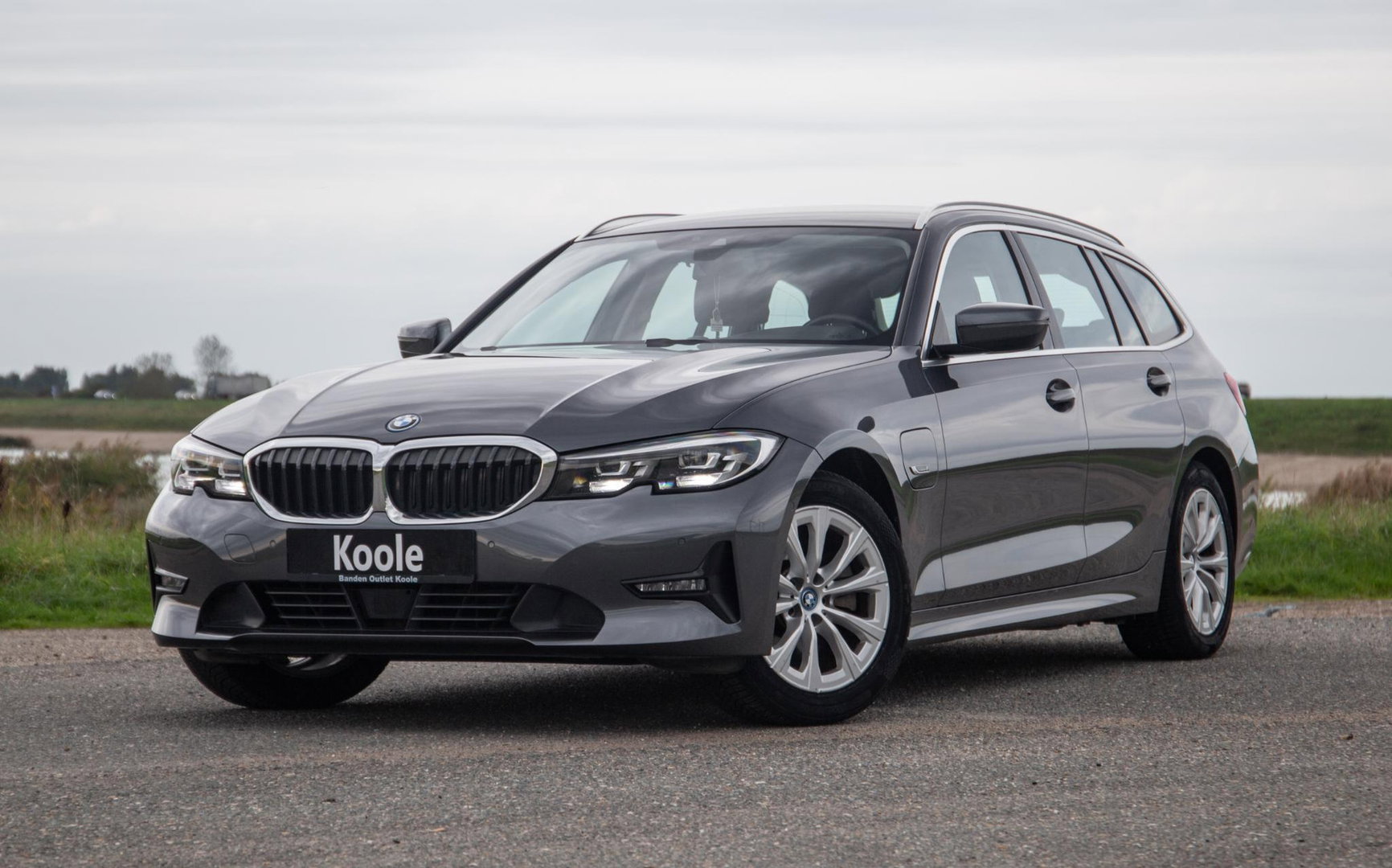 BMW 3 Serie Touring 320e LED / DEALER ONDERHOUDEN / CAMERA / CARPLAY / TREKHAAK