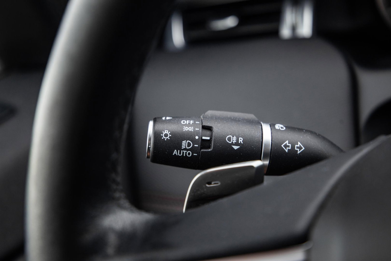 Land Rover Discovery Sport P300e 1.5 SE R-DYNAMIC / CARPLAY / LEER / DEALER ONDERHOUDEN / CAMERA