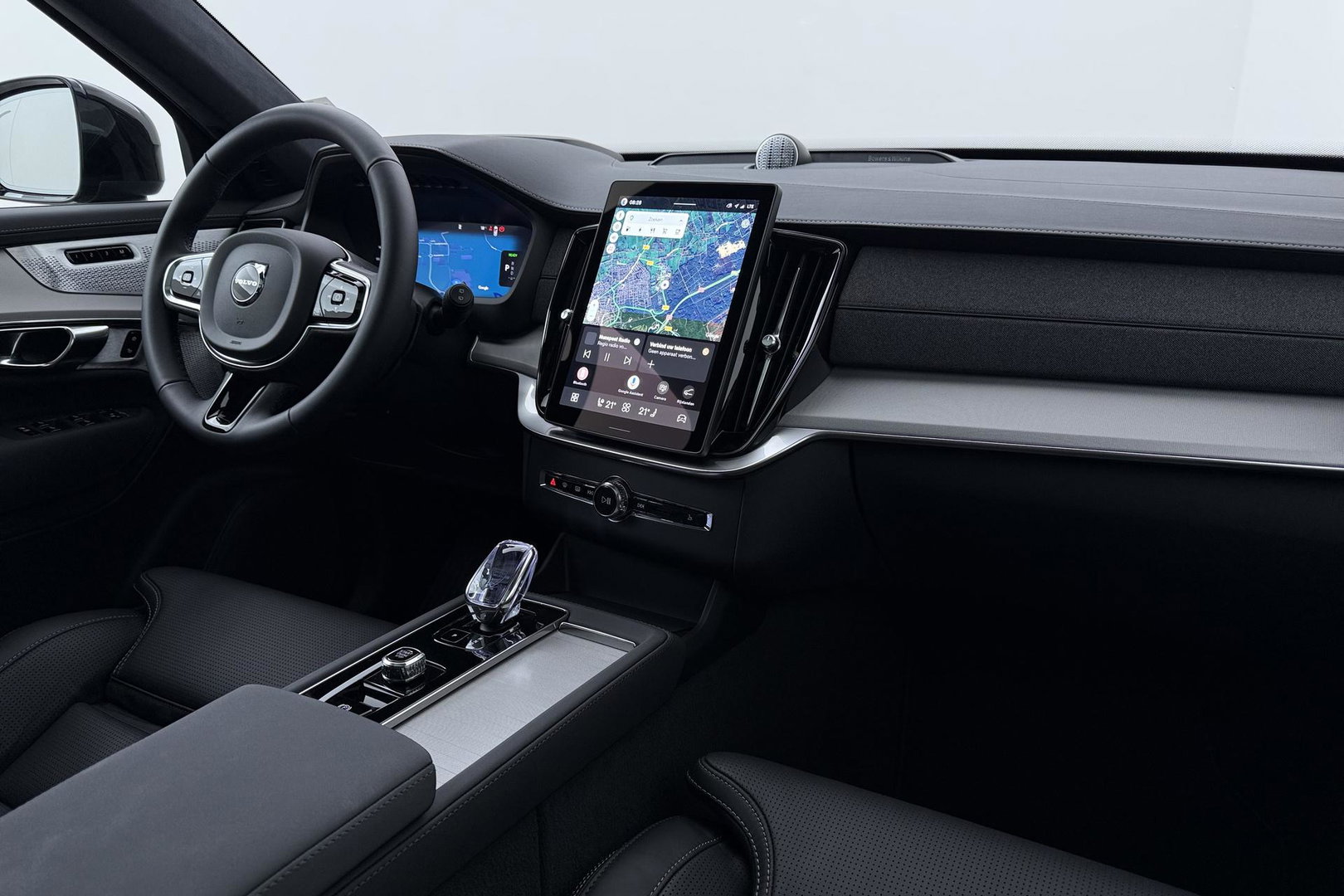 Volvo XC90 T8 Ultra Black Edition | Luchtvering | B&W | Stoelventilatie | 22 inch | Pilot Assist