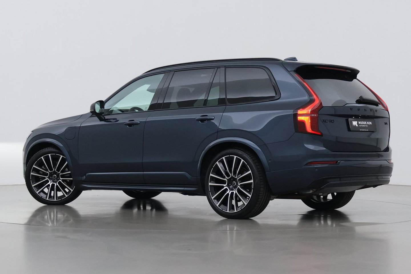 Volvo XC90 T8 Ultra Black Edition | Luchtvering | B&W | Stoelventilatie | 22 inch | Pilot Assist