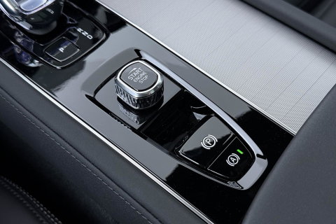 Volvo XC90 T8 Ultra Black Edition | Luchtvering | B&W | Stoelventilatie | 22 inch | Pilot Assist