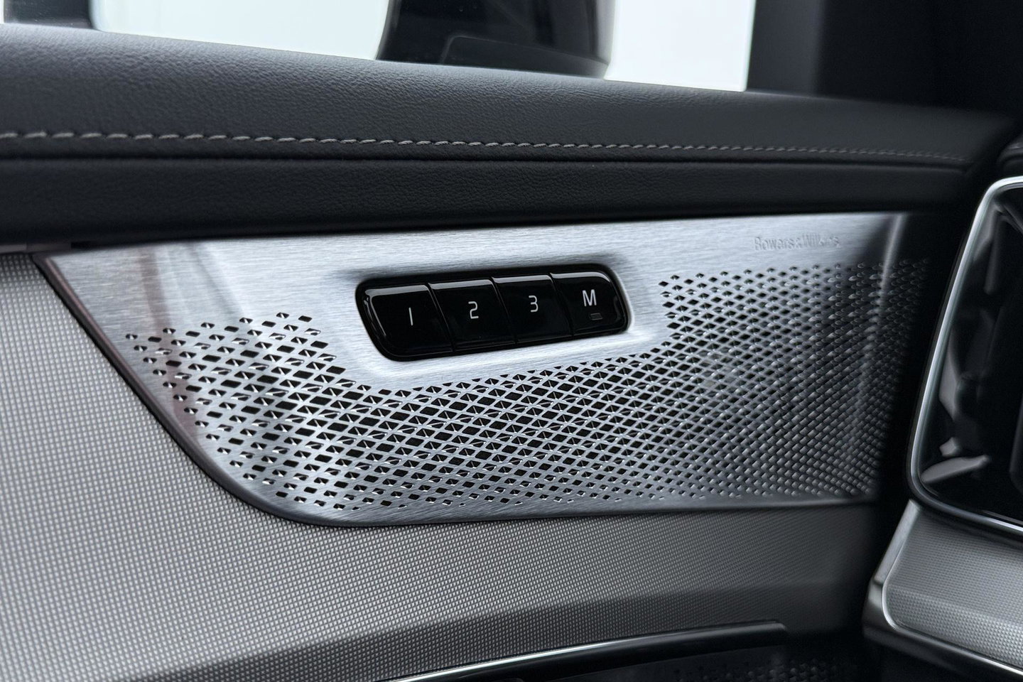 Volvo XC90 T8 Ultra Black Edition | Luchtvering | B&W | Stoelventilatie | 22 inch | Pilot Assist