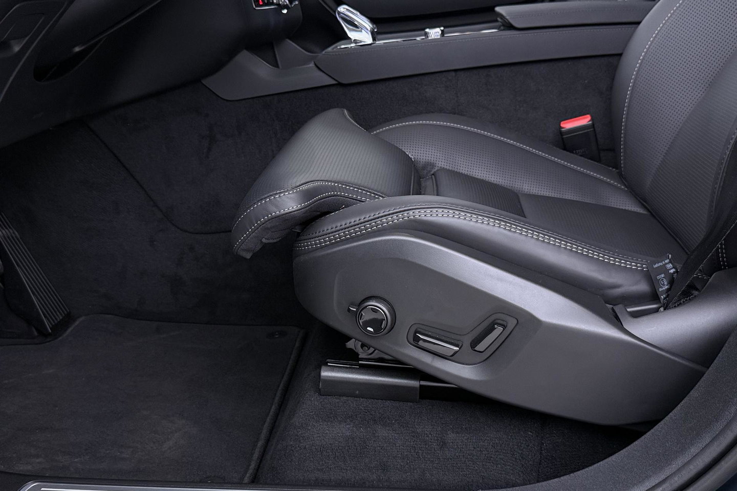 Volvo XC90 T8 Ultra Black Edition | Luchtvering | B&W | Stoelventilatie | 22 inch | Pilot Assist
