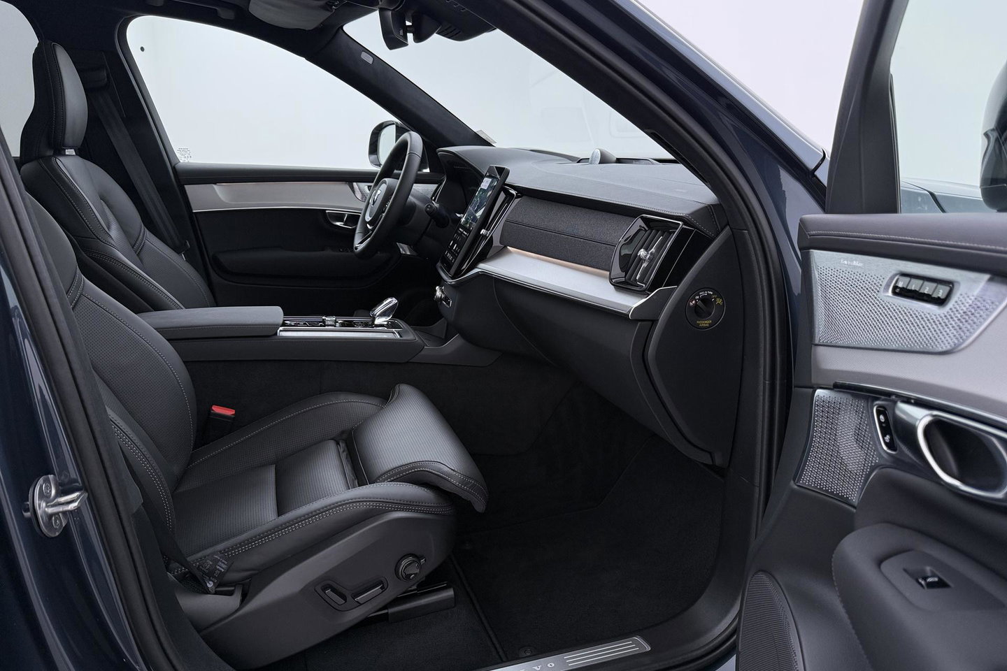 Volvo XC90 T8 Ultra Black Edition | Luchtvering | B&W | Stoelventilatie | 22 inch | Pilot Assist