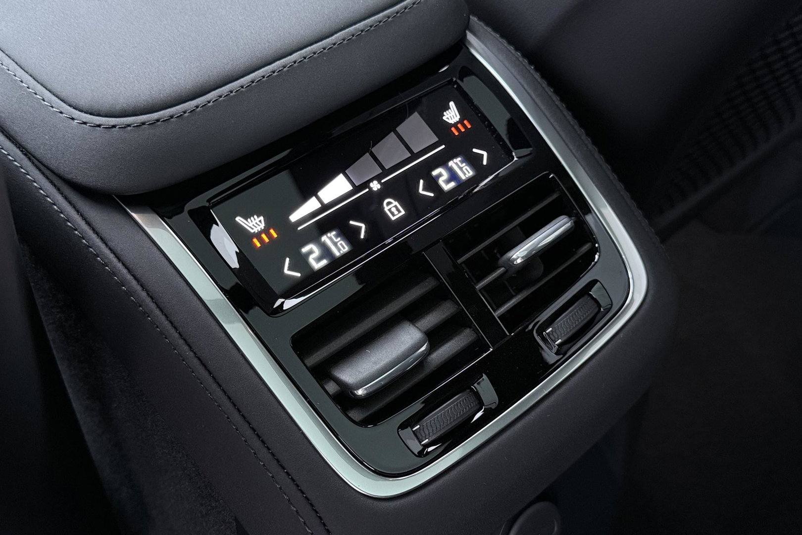 Volvo XC90 T8 Ultra Black Edition | Luchtvering | B&W | Stoelventilatie | 22 inch | Pilot Assist