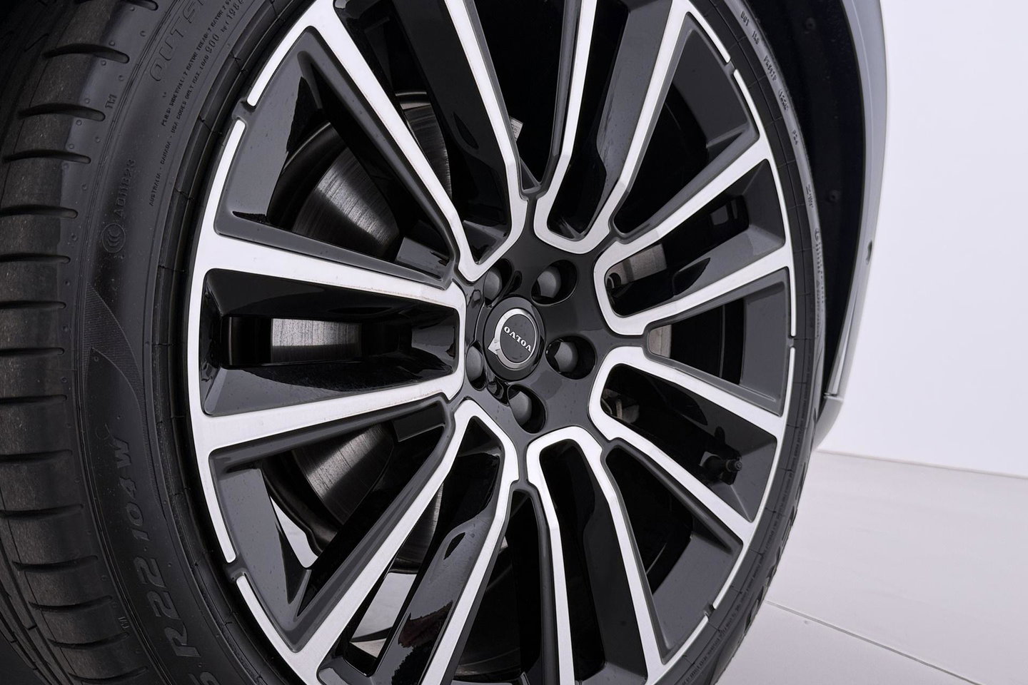 Volvo XC90 T8 Ultra Black Edition | Luchtvering | B&W | Stoelventilatie | 22 inch | Pilot Assist