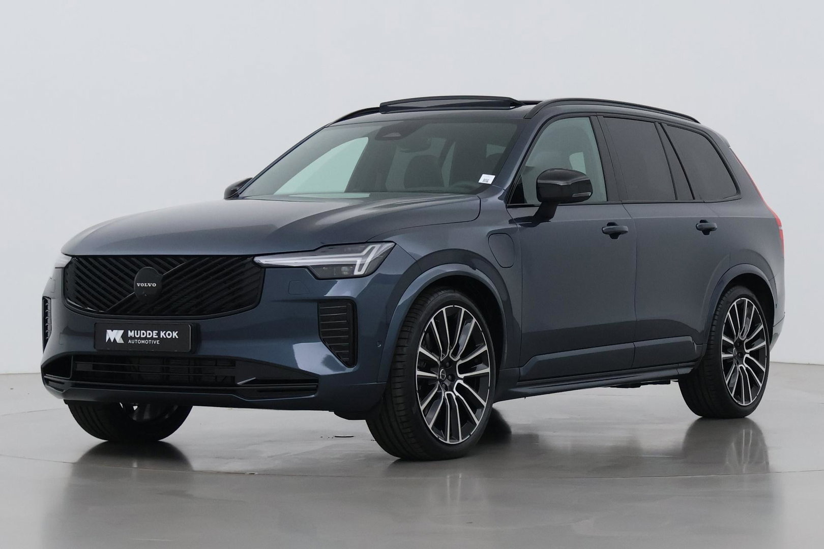 Volvo XC90 T8 Ultra Black Edition | Luchtvering | B&W | Stoelventilatie | 22 inch | Pilot Assist