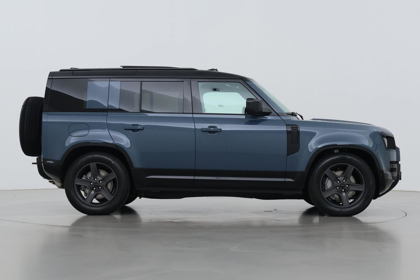 Land Rover Defender 110 P300e X-Dynamic SE | FACELIFT | Luchtvering | ClearSight | Black Pack | Panoramadak | Trekhaak | 360° Camera | Koelbox | ACC