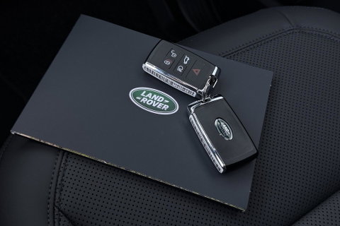 Land Rover Defender 110 P300e X-Dynamic SE | FACELIFT | Luchtvering | ClearSight | Black Pack | Panoramadak | Trekhaak | 360° Camera | Koelbox | ACC